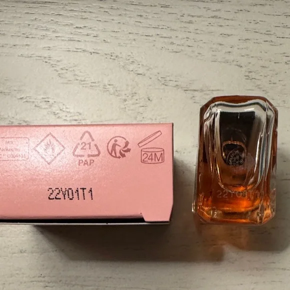 Prada Paradoxe Intense Perfume - Pink and Black dab on miniature - Picture 3 of 3
